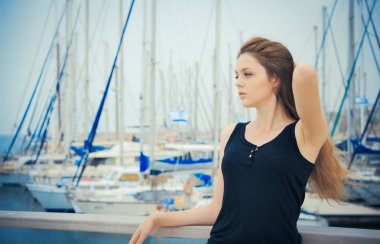 Bir yat kulübü arka plan üzerinde güzel genç kız