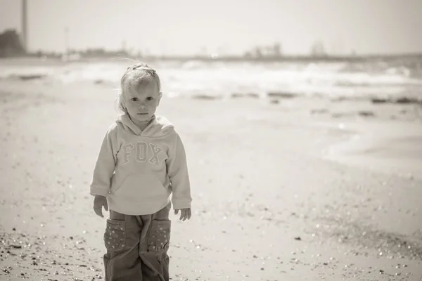 Niña en el mar, foto en blanco y negro — Foto de Stock