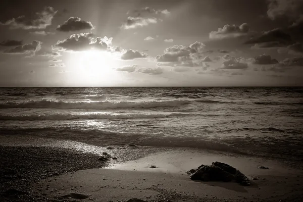 Colorido atardecer sobre el mar —  Fotos de Stock