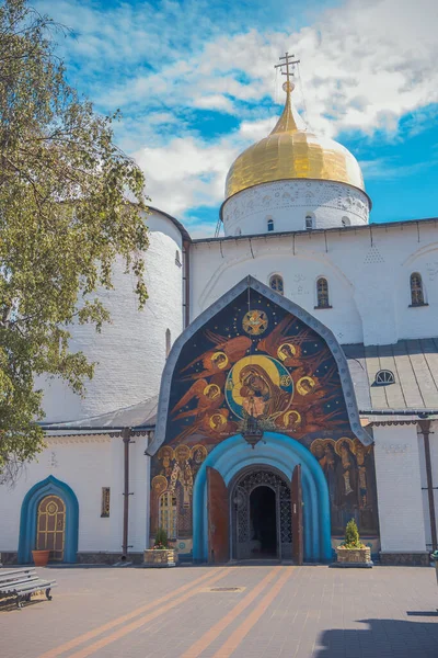 Pochaev. Catedral de la Trinidad entrada lateral de la tarde a la catedral — Foto de Stock