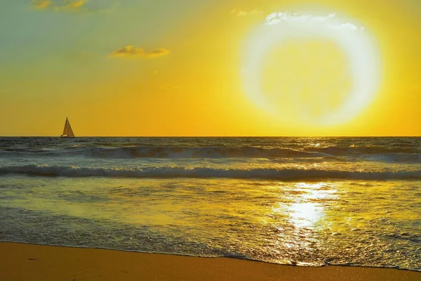 Paisaje marino dorado con gran disco solar en zenithand un yate —  Fotos de Stock