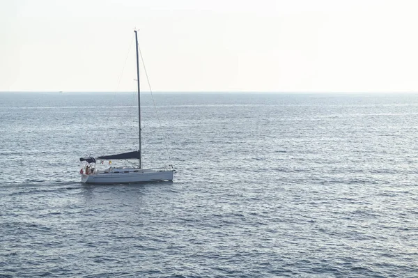 Velero Con Turistas Descansando Cubierta Mar Mediterráneo Frente Costa —  Fotos de Stock