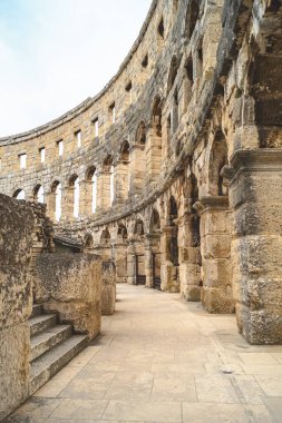 Pula Amfitiyatrosu antik Roma mimarisinin bir anıtıdır. Dört kulesi var. Pula, Hırvatistan. İç görünüm