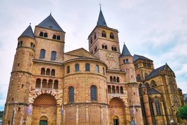 Trier 'deki St. Peters Katedrali veya Hohe Domkirche St. Peter zu Trier veya Trier Katedrali: ve Our Lady veya Frauenkirche Kilisesi. Almanya 'nın en eski kilisesi ve ülkedeki en büyük dini bina.