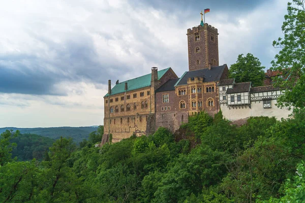 Eisenach şehrinin yakınındaki Wartburg Şatosu. Martin Luther 'in doğduğu yer. Yeni Ahit' i çevirdiği yer.