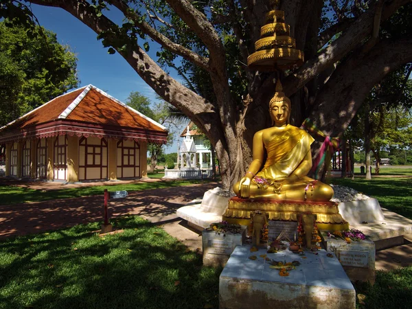 Estátua de Buda em Niwet Thammaprawat, Tailândia — Fotografia de Stock