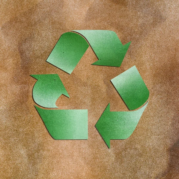 Tanda daur ulang hijau tekstur kertas Grunge pada latar belakang coklat — Stok Foto