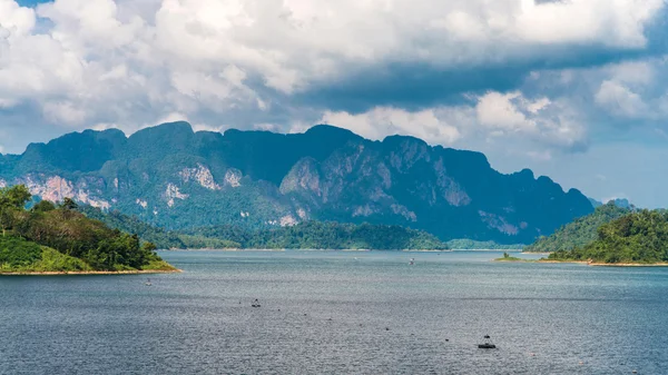 Jezero lan Cheo. Národní park Khao sok. Thajsko. — Stock fotografie