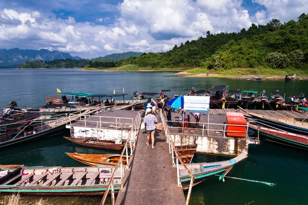 Cheo lan Gölü. Khao sok Milli Parkı. Tayland. — Stok fotoğraf