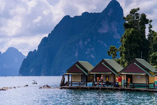 Lago Cheo Lan. Parque Nacional Khao Sok. Tailândia . — Fotografia de Stock