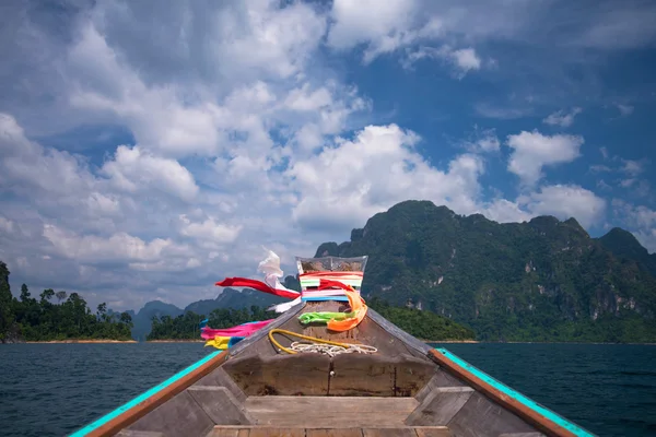 Cheo lan lake. Khao sok Nationaalpark. Thailand. — Stockfoto