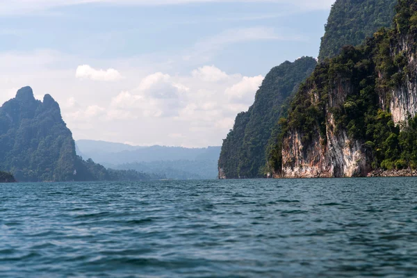 Cheo lan jezero khao sok národní park Thajska — Stock fotografie