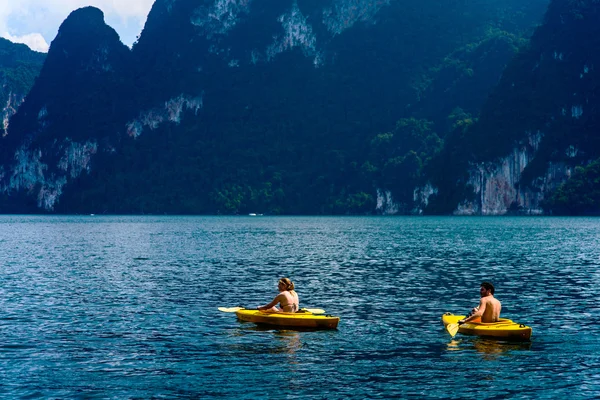 Caiaque no lago Cheo Lan. Parque Nacional Khao Sok. Tailândia . — Fotografia de Stock