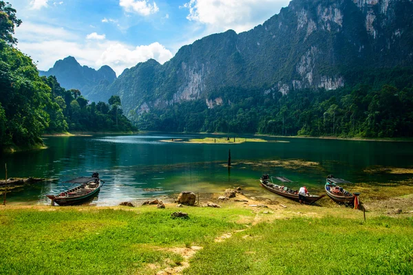 Lago Cheo Lan. Parque Nacional Khao Sok. Tailandia . — Foto de Stock