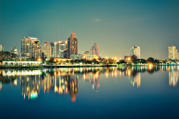 Vintage Tone, città in centro di notte con riflesso dello skyline — Foto Stock