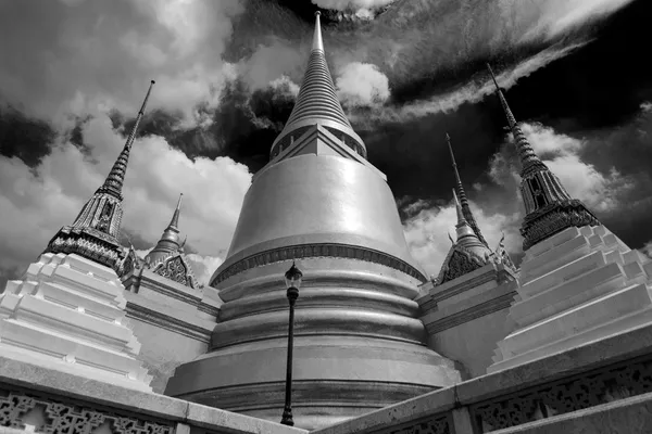 壮大な宮殿、タイのバンコクで黄金の仏塔 — ストック写真
