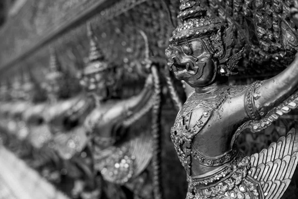 Till det stora palatset. emerald buddha tempel. guld prydnadsväxter — Stockfoto