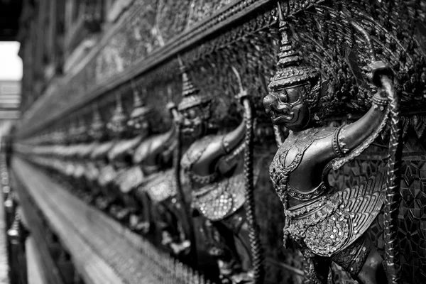 Till det stora palatset. emerald buddha tempel. guld prydnadsväxter — Stockfoto