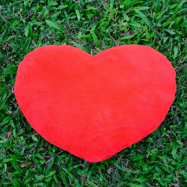 푸른 잔디에 큰 사랑 심장 모양 베개 — 스톡 사진