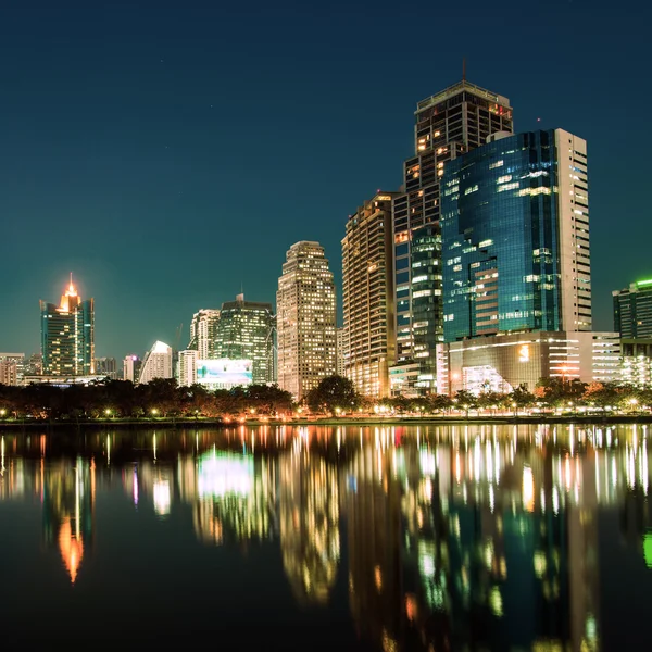 gece manzarası, yansıması ile şehir şehir merkezinde