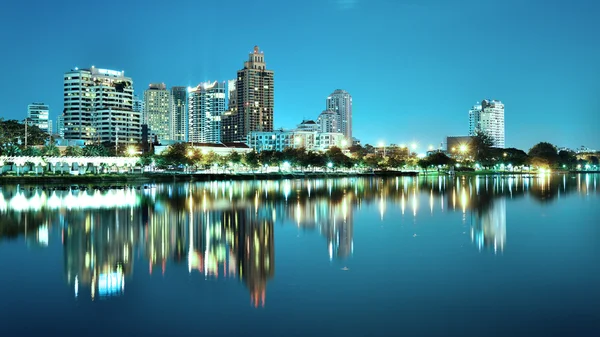 Bangkoku centrum w nocy z odbiciem panoramę, cen. — Zdjęcie stockowe