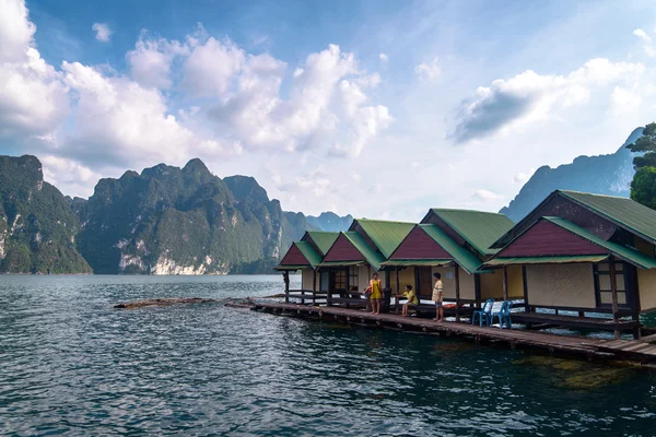 Parc national, montagne et lac Khao Sok en Thaïlande — Photo