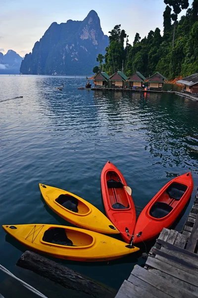 Kayak en el lago Cheo Lan. Parque Nacional Khao Sok. Tailandia . —  Fotos de Stock