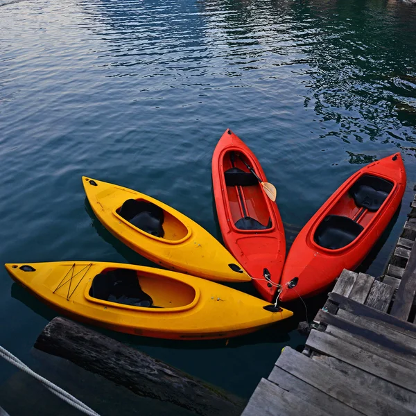 Kayak amarillo y rojo en el lago —  Fotos de Stock