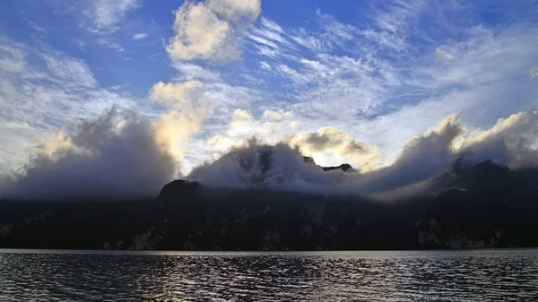 Khao-Sok in morning, the popular national park of Thailand — Stock Photo, Image