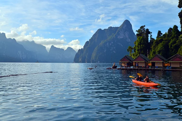 Jízda na kajaku na jezeře lan cheo. Národní park Khao sok. Thajsko. — Stock fotografie