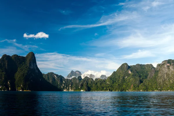 Lago Cheo Lan. Parque Nacional Khao Sok. Tailândia . — Fotografia de Stock