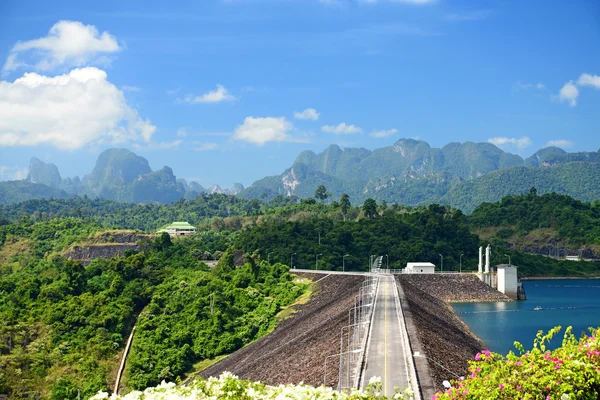 Crest ratchaprapa dammen i surat thani, thailand — Stockfoto