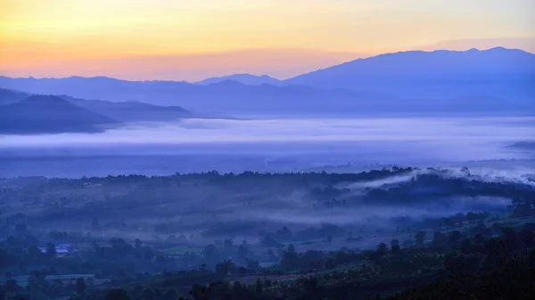 Landskap med utsikt över bergen och soluppgången på yun lai viewpoint, pai — Stockfoto