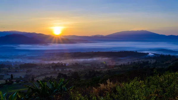 Landscape of Mountain views and Sunrise at Yun Lai Viewpoint,Pai — Stock Photo, Image