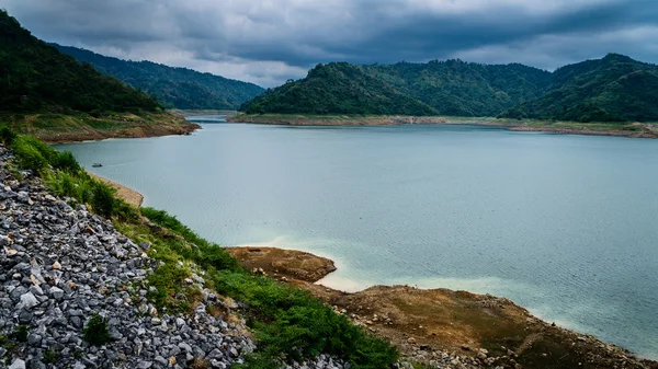 Rzeki i góry tyłek khundanprakanchon dam, nakhon ba — Zdjęcie stockowe