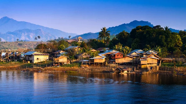 Thajsko plovoucí město v Thajsku kanchanaburi sangklaburi — Stock fotografie