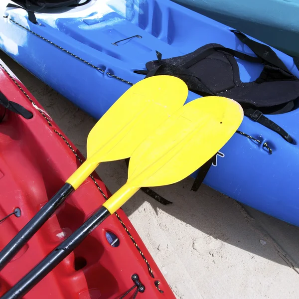 Remo di kayak giallo sul kayak rosso — Foto Stock