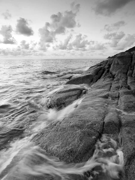 Siyah-beyaz deniz ve sabah rock — Stok fotoğraf