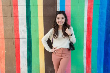 renkli arka plan ile güzel Asyalı bir kadın portresi