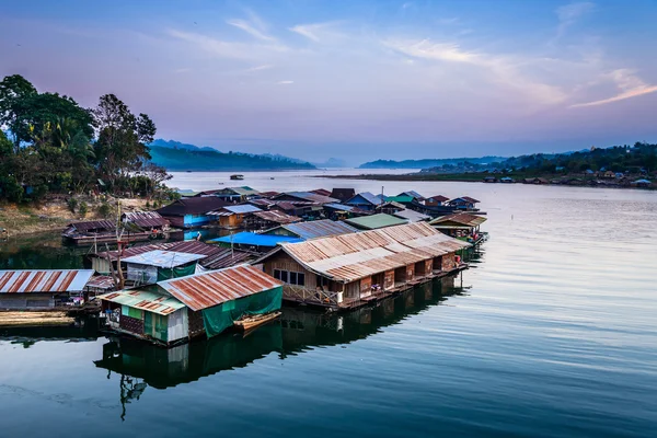 Floating Cidade em Sangklaburi Kanchanaburi Tailândia — Fotografia de Stock