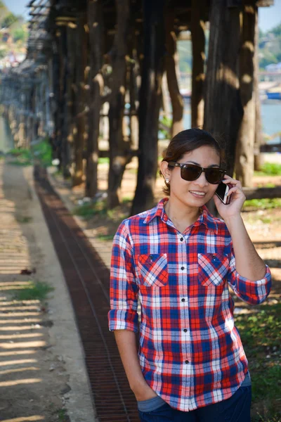 Asia women talking mobile phone — Stock Photo, Image