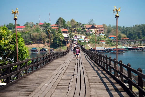 A mais longa ponte de madeira e cidade flutuante em Sangklaburi Kanch — Fotografia de Stock