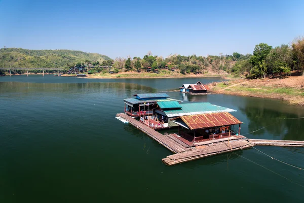 Floating Cidade em Sangklaburi Kanchanaburi Tailândia — Fotografia de Stock