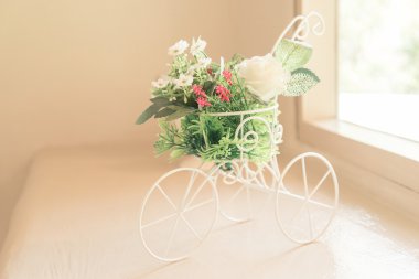 Vintage sesi bisiklet ile yapay çiçek - ev iç