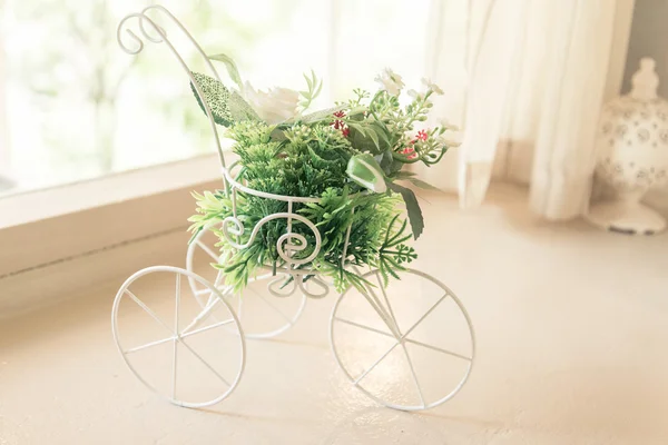 Bicicleta de tom vintage com flor artificial - interior da casa — Fotografia de Stock