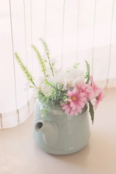 Vintage-Ton künstliche Blume auf Topf - Home Interior — Stockfoto