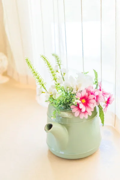 Vintage-Ton künstliche Blume auf Topf - Home Interior — Stockfoto