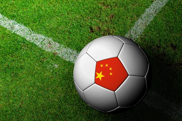Флаг Китая Шаблон футбольного мяча в зеленой траве — стоковое фото