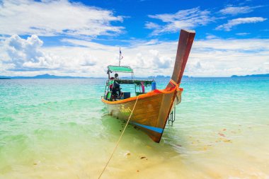 Tayland 'daki Kradan adasında uzun kuyruklu tekne.
