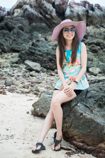 A portrait of beautiful asian woman on the seashore — Stock Photo, Image